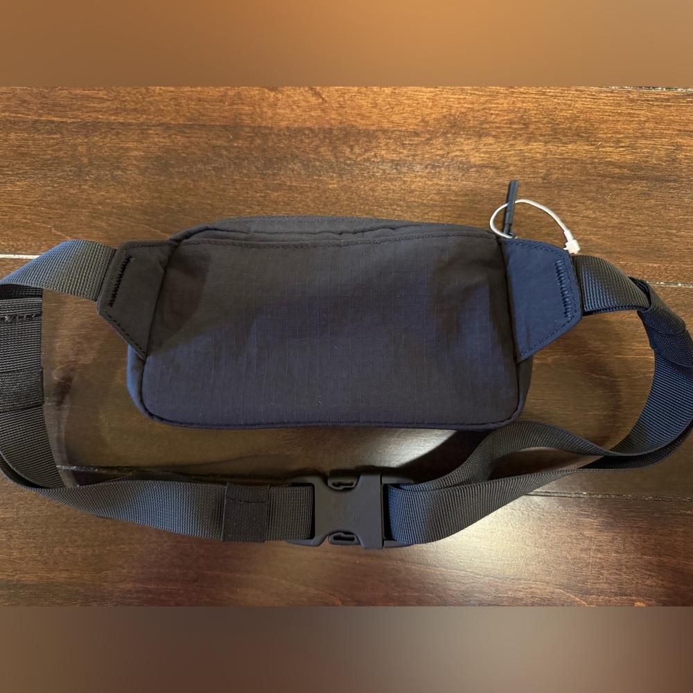 NWOT lululemon athletica Everywhere Belt Bag Mini Unisex - Picture 4 of 6
